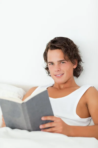 Porträtt av en man som håller i en bok — Stockfoto