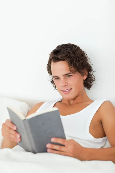 Портрет человека, читающего книгу — стоковое фото