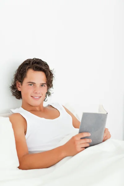 Портрет симпатичного мужчины с книгой — стоковое фото