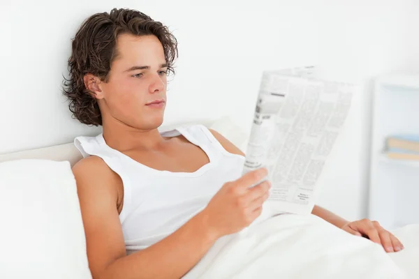 Человек, читающий газету — стоковое фото