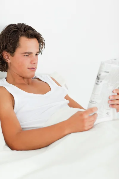 Портрет человека, читающего газету — стоковое фото