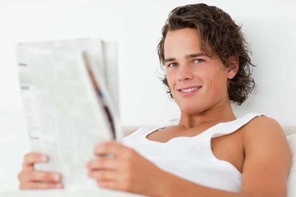 Primer plano de un joven sosteniendo un periódico — Foto de Stock
