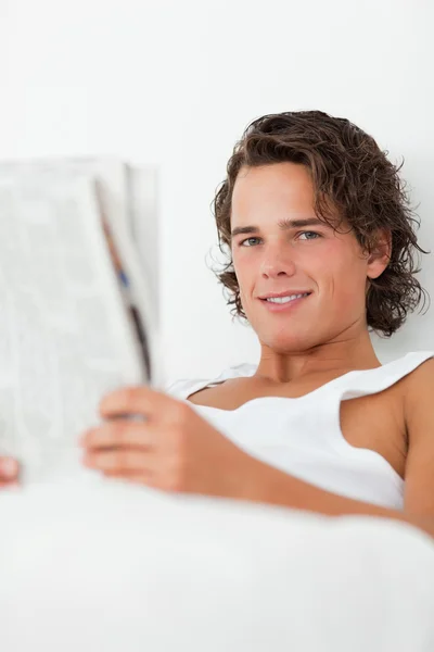 Primer plano de un hombre sosteniendo un periódico — Foto de Stock