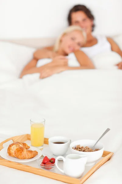 Casal com o café da manhã posto em uma bandeja — Fotografia de Stock