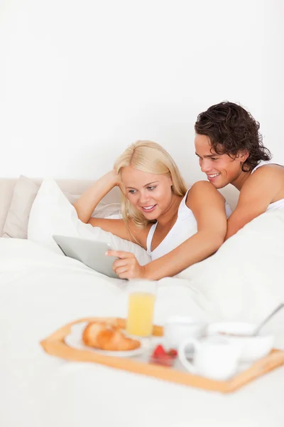 Retrato de um casal usando um tablet — Fotografia de Stock