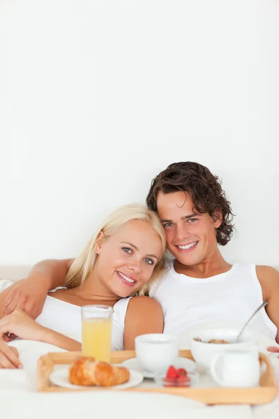 Retrato de um casal tomando café da manhã — Fotografia de Stock