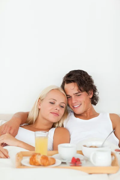 Retrato de um casal bonito tomando café da manhã — Fotografia de Stock