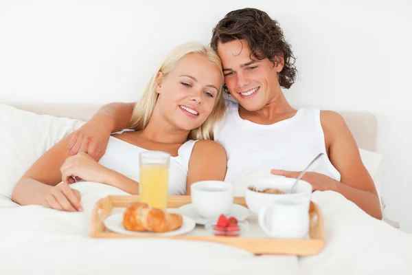 Χαριτωμένο ζευγάρι που έχοντας πρωινό — Φωτογραφία Αρχείου