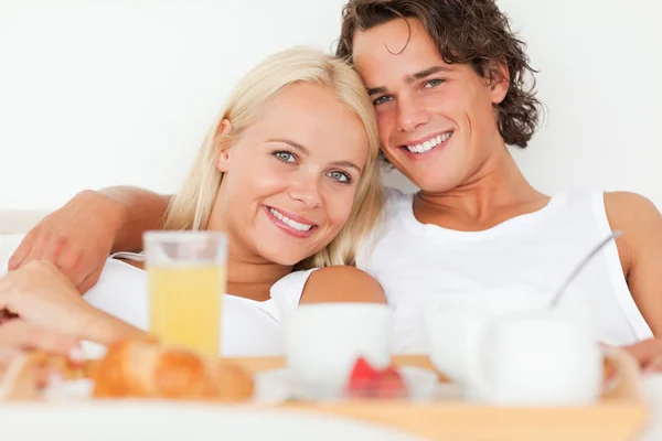Close up of a smiling couple having breakfast — Stock Photo, Image