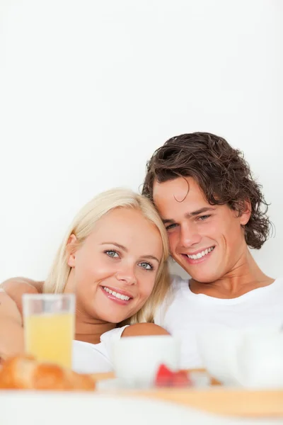 Porträtt av en leende par med frukost — Stockfoto