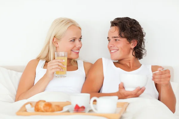 Smiling couple having breakfast — Stock Photo, Image