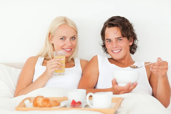 Hermosa pareja desayunando —  Fotos de Stock