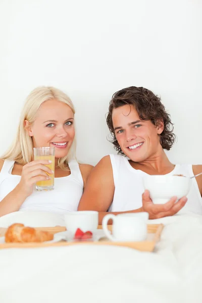Retrato de una hermosa pareja desayunando —  Fotos de Stock