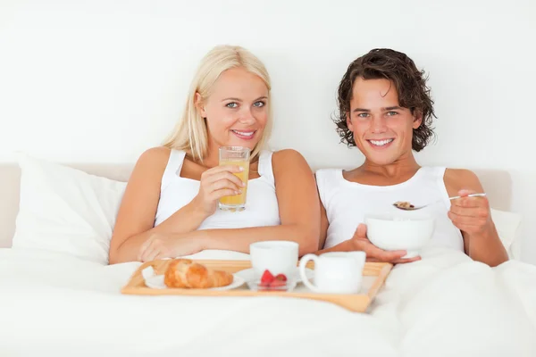 可爱的情侣吃早餐 — 图库照片