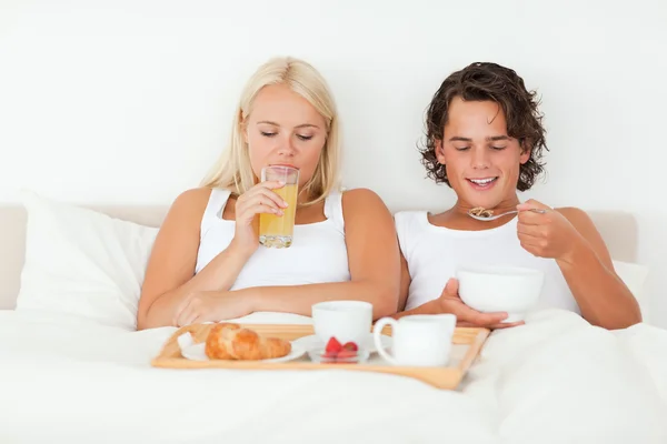 Casal tomando café da manhã — Fotografia de Stock