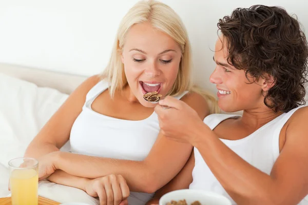 Nahaufnahme eines Paares beim Frühstück — Stockfoto