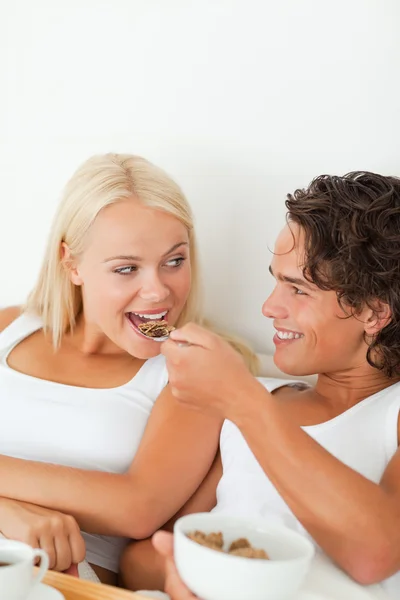 Porträtt av ett lyckligt par som äter frukost — Stockfoto