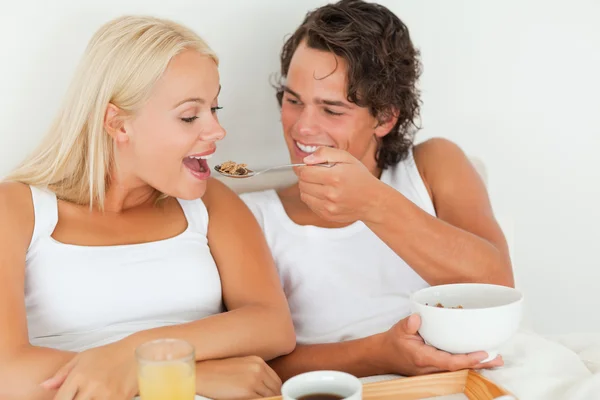 Happy couple eating breakfast — Stock Photo, Image