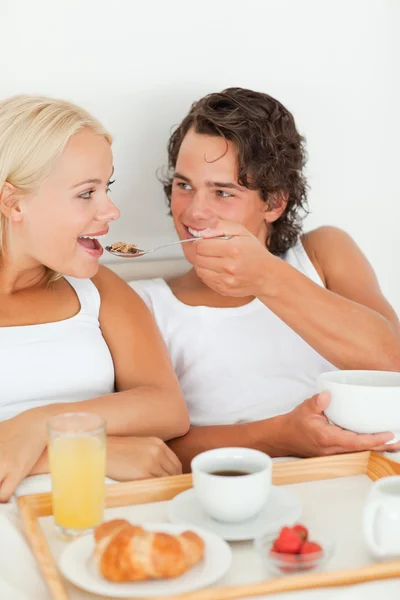 Retrato de um casal bonito tomando café da manhã — Fotografia de Stock