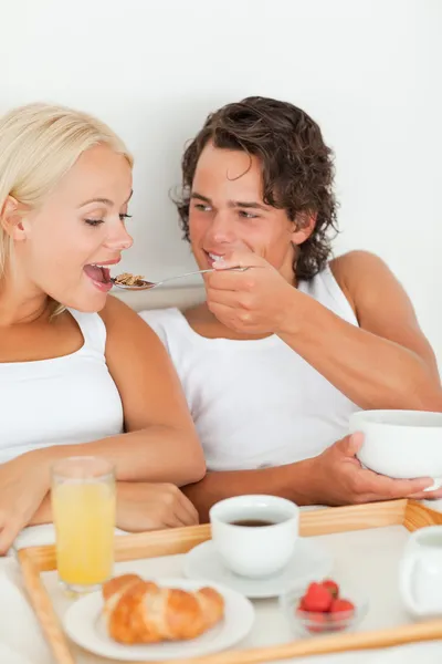 Πορτρέτο του ένα χαμογελαστό ζευγάρι τρώει πρωινό — Φωτογραφία Αρχείου