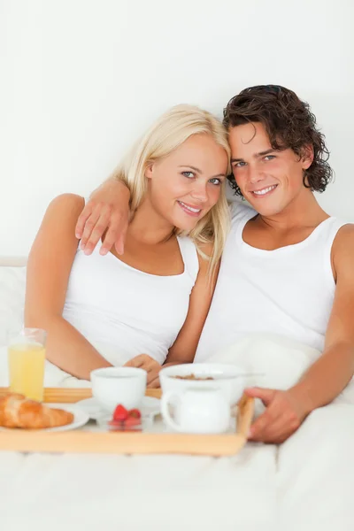 Retrato de um lindo casal tomando café da manhã — Fotografia de Stock
