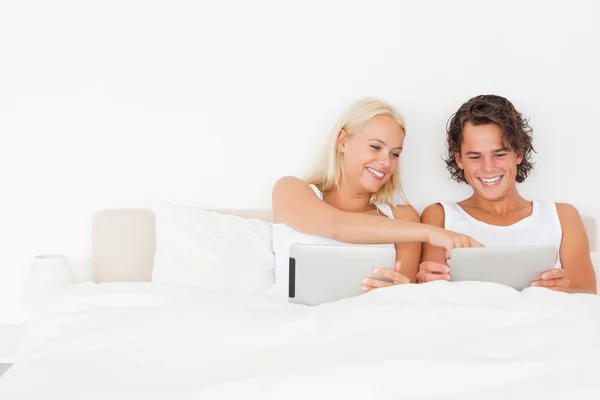 Smějící se pár pomocí tabletového počítače — Stock fotografie