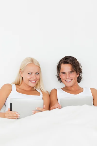 Portrait of a couple with tablet computers — Stock Photo, Image