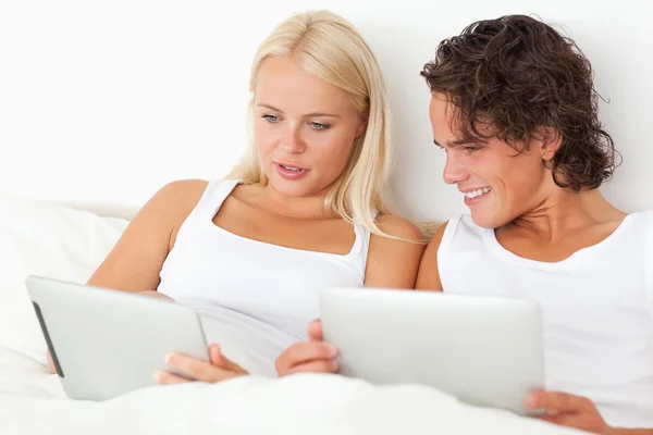 Casal lindo usando computadores tablet — Fotografia de Stock