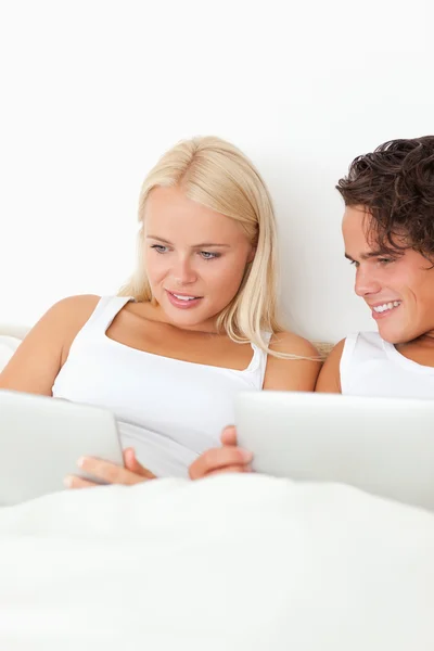 Retrato de um lindo casal usando computadores tablet — Fotografia de Stock