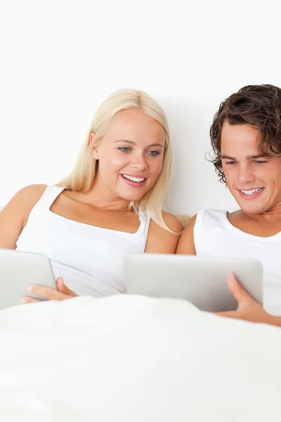 Tablet számítógépeket használó mosolygó pár — Stock Fotó
