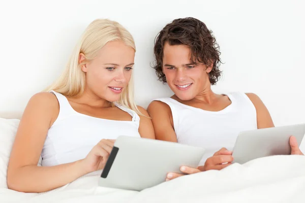 Underbara par använder tablet datorer — Stockfoto