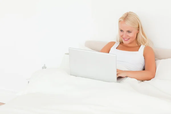 Lovely woman using a notebook — Stock Photo, Image
