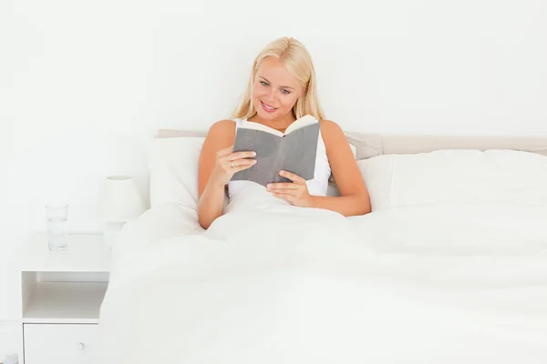 Härlig kvinna läser en bok — Stockfoto