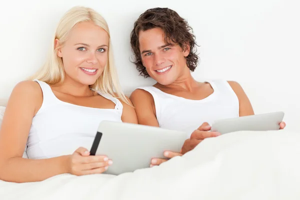 Ευτυχισμένο ζευγάρι που χρησιμοποιούν υπολογιστές tablet — Φωτογραφία Αρχείου