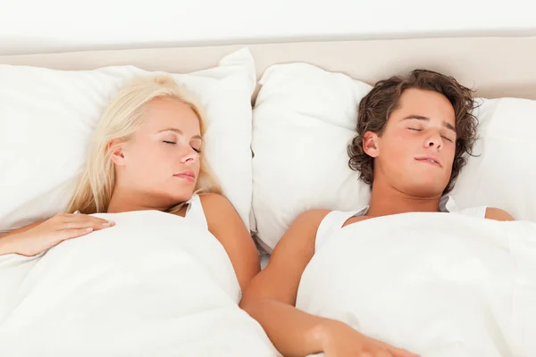 Friedliches Paar schläft — Stockfoto