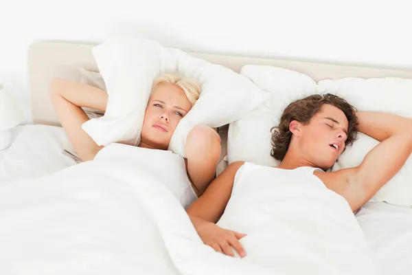 Jovem casal acordando — Fotografia de Stock