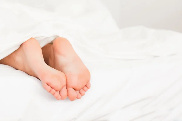 Two feet in a bed — Stock Photo, Image