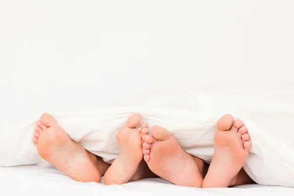 Två par fötter bredvid varandra — Stockfoto