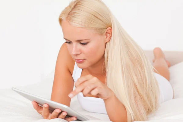 Mulher usando um computador tablet — Fotografia de Stock
