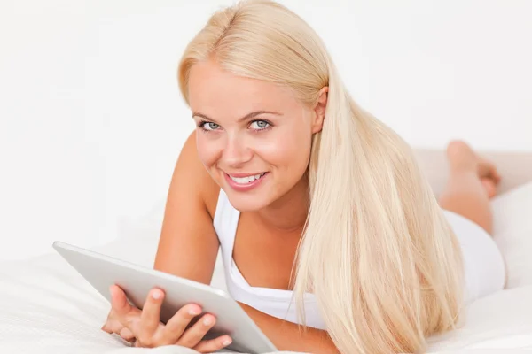 Mulher com um computador tablet — Fotografia de Stock