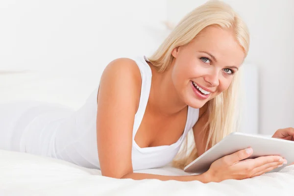 Tablet bilgisayar ile gülümseyen kadın — Stok fotoğraf