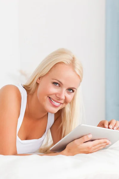 Portréja egy mosolygó nő, egy tabletta számítógép — Stock Fotó