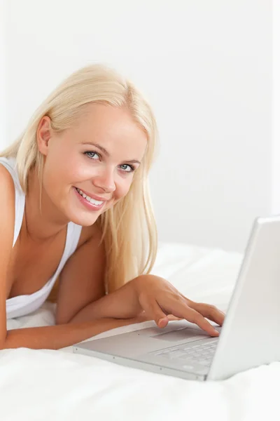 Retrato de uma mulher serena com um laptop — Fotografia de Stock