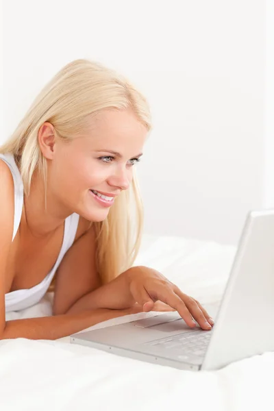Retrato de uma mulher serena usando um laptop — Fotografia de Stock