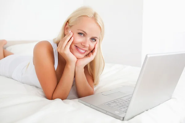 Güzel bir kadın ile bir laptop — Stok fotoğraf