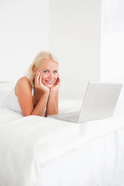 Portret van een mooie vrouw die een laptop gebruiken — Stockfoto