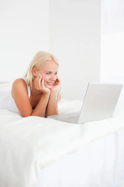Portrait of a beautiful woman using a laptop — Stock Photo, Image