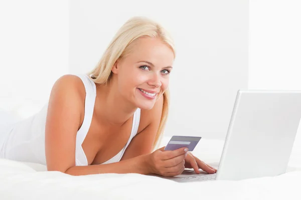 Vrouw aankoop online — Stockfoto