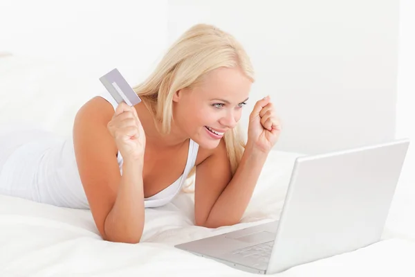 Fröhliche Frau kauft online ein — Stockfoto