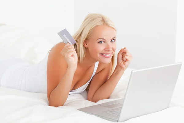 Cheerful woman buying online — Stok fotoğraf